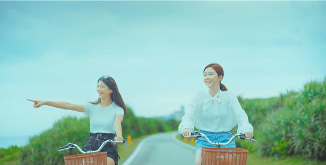 花莲县政府邀请花莲女儿、知名艺人张景岚（右），拍摄观光形象影片「洄澜，回岚」，介绍花莲自然与人文之美。（花莲县政府提供／罗亦晽花莲传真）