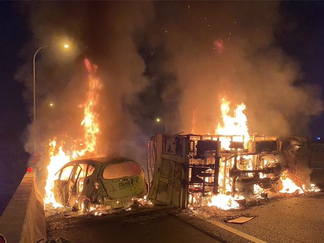 國1南下219公里彰化北斗路段，2車碰撞後引發火燒車。（民眾提供／孫英哲彰化傳真）