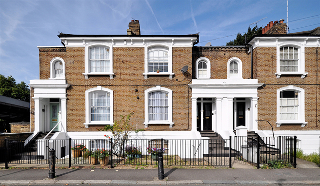 英国49岁女子因负担不起高昂房租，只能借住朋友家沙发，没想到买彩券却幸运抽中一栋价值2亿元的豪宅别墅。（示意图／达志影像）