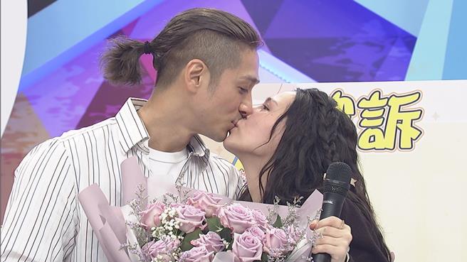 Mars（左）甜蜜親吻熊熊。（中天提供）