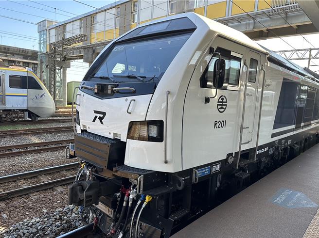 台鐵局指出，R200型柴電機車預計明年2月上線，取代現役R系柴電機車，擔任貨列、軍運及救援任務。（台鐵局提供／蔡亞樺台北傳真）
