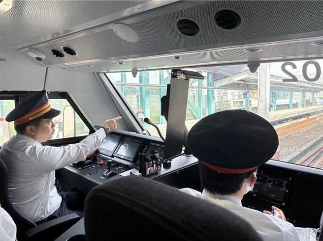 台鐵局長杜微試乘新車，並勘查東部幹線路線養護及影響木的處理情形。（台鐵局提供／蔡亞樺台北傳真）