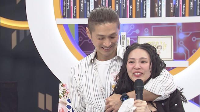 熊熊（右）感動落淚。（中天提供）