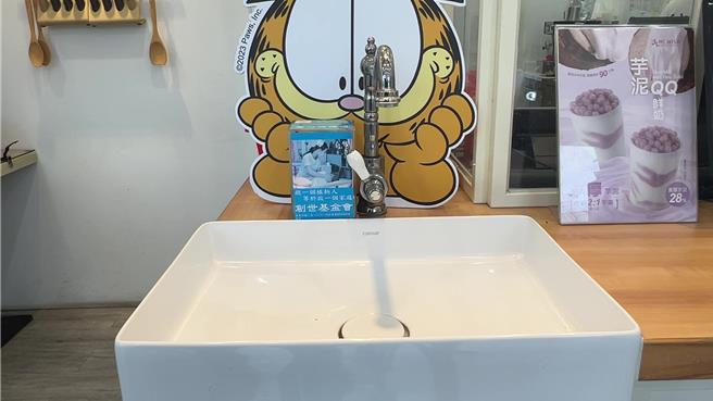 台東市2家飲料店愛心功德箱陸續遭竊。（蔡旻妤攝）