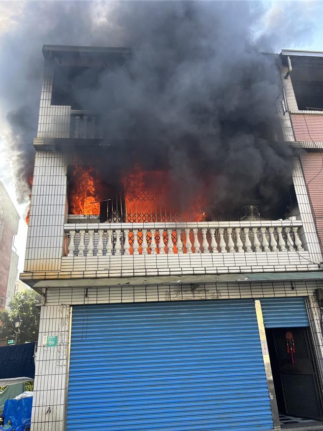 台南南区一处民宅火警，2楼窜出猛烈火舌。（读者提供／曹婷婷台南传真的）