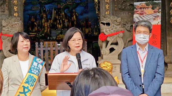 總統蔡英文（中）10日出席民進黨立法委員參選人鄭文婷中山區後援會成立大會時表示，軍港西遷將於今年底完成。（張志康攝）