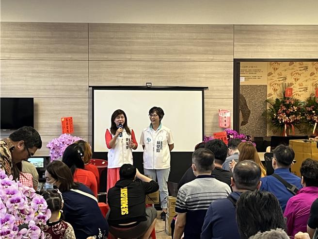 世界人权日，民眾党台中市一选区立委候选人蔡壁如总部，10日举行「新住民壁须选哲—原定新居一家亲」座谈会，现场由新住民党主席、民眾党不分区立委参选人麦玉珍（后左）主持， 蔡壁如（后右）认为，台湾要创造友善的共融社会。（蔡壁如服务处提供／张妍溱台中传真）