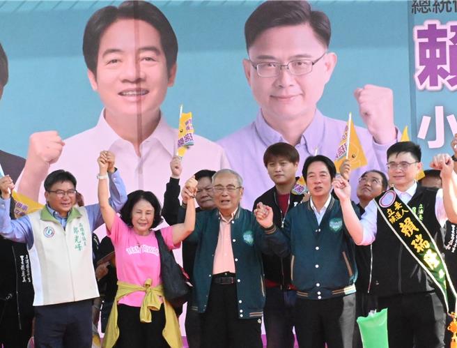 民进党总统参选人赖清德（前右二）10日到小港区为党籍立委参选人赖瑞隆（前右）造势。（林瑞益摄）