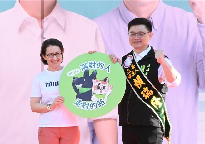 民进党副总统参选人萧美琴（左）10日到小港区为党籍立委参选人赖瑞隆（右）造势，萧美琴发给赖瑞隆「选对的人」猫狗徽章。（林瑞益摄）