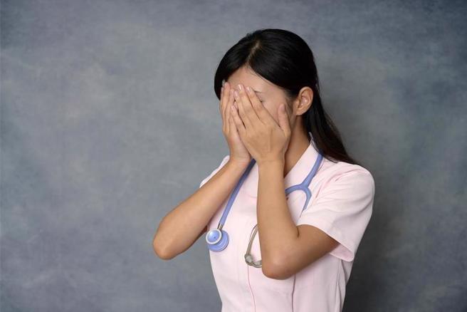 许男飙骂「垃圾护士」，法官认为极具羞辱性。（示意图非当事人／shutterstock）
