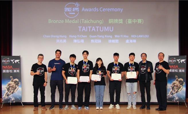 中市府數位局主祕沈志蒼與台中賽銅牌獎TAITATUMU隊合照。（數位治理局提供／張亦惠台中傳真）