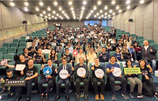 2023 NASA黑客松昨天舉行台灣區頒獎典禮，所有參賽獲獎隊伍大合照。（數位治理局提供／張亦惠台中傳真）