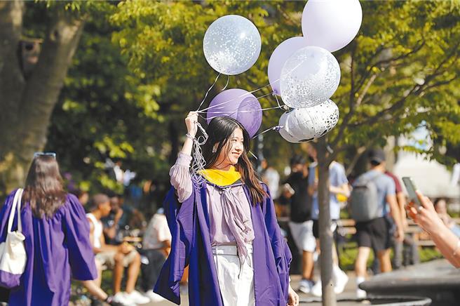 留學美國紐約大學的大陸學生，在曼哈頓華盛頓廣場歡慶畢業。（資料照／中新社）