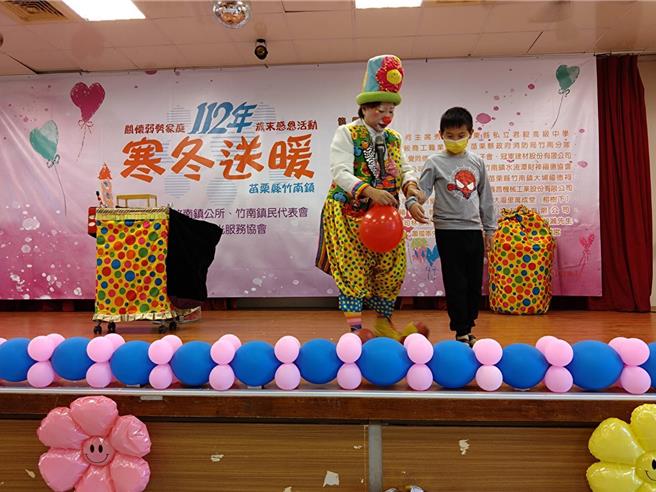 魔術氣球秀。（竹南鎮公所提供／李京昇苗栗傳真）