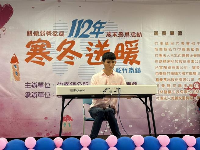 黃靖騰電子鋼琴演奏。（竹南鎮公所提供／李京昇苗栗傳真）