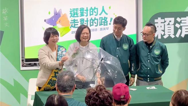 總統蔡英文（左2）10日上午赴基隆市立委參選人鄭文婷（左1）競選總部，手作競選小物，呼籲民眾共同支持民進黨。右2為立法委選蔡適應、右1為基隆市議會議長童子瑋。（張志康攝）