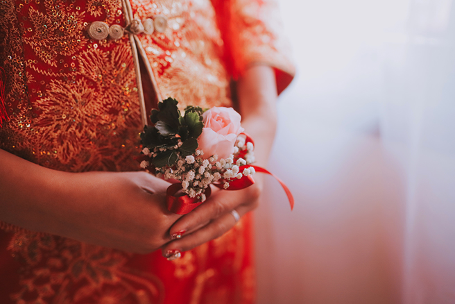 看不惯新娘遭婚闹，大妈爆气推倒闹事男，顿时没人敢造次。（示意图／达志影像）