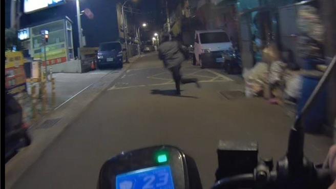 阮姓失聯移工見警狂奔，終不敵警民圍捕累癱被逮。(翻攝照片／蔡依珍桃園傳真)