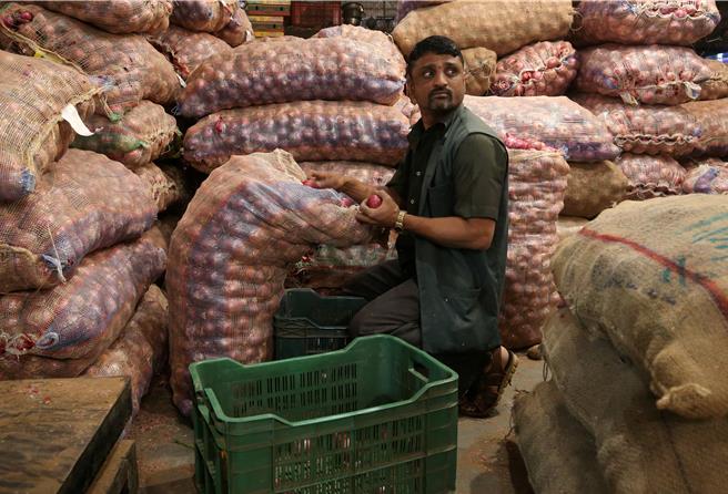 印度下令限制洋蔥出口3天後，當地和附近國家的洋蔥價格飆升。（路透社）