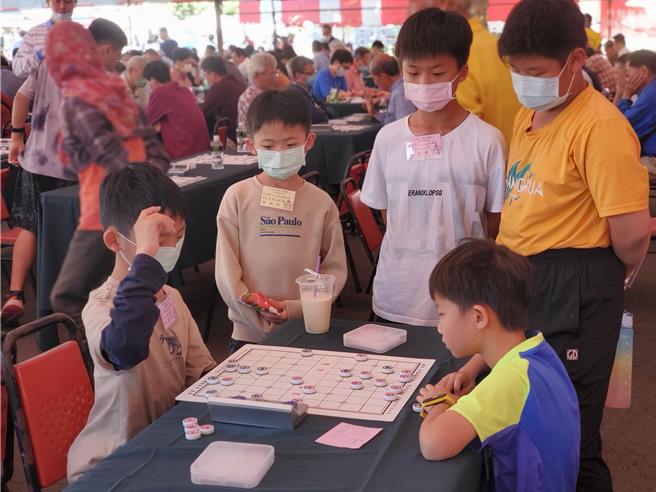 小學生組的比賽也十分激烈，引來棋友們觀戰。（周麗蘭攝）