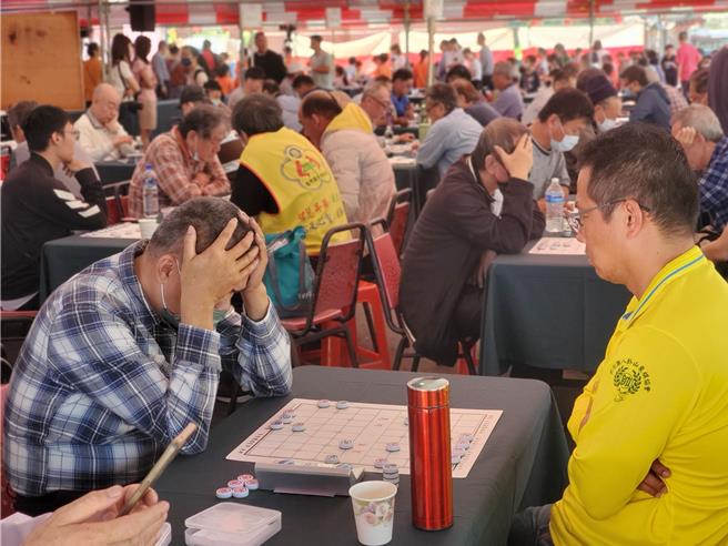 社會組比賽常可見到棋士抱頭景象。（周麗蘭攝）