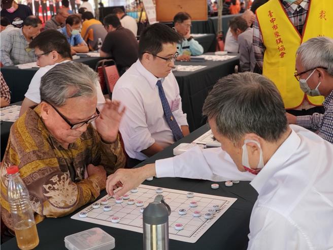 棋盤上兵凶戰危，棋士穩住陣腳。（周麗蘭攝）