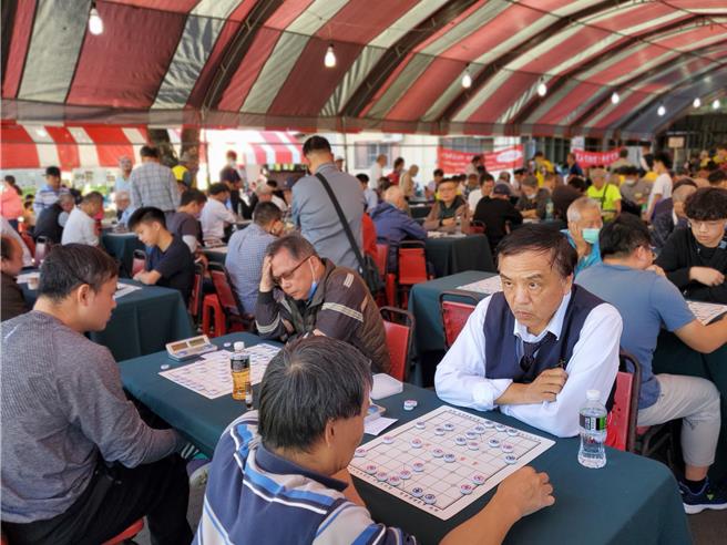 古坑鄉棋盤杯象棋公開賽地點在懷恩堂納骨塔前。（周麗蘭攝）