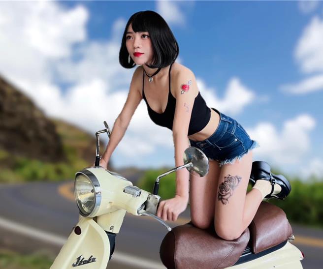 民進黨高雄立委參選人黃捷cosplay《山道猴子的一生》中超商妹的角色。（摘自黃捷臉書）