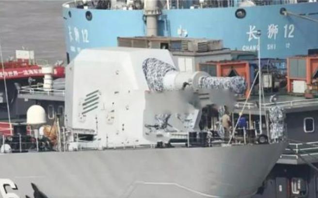 一群中國海軍工程師日前發表論文，聲稱已經建造了一種電磁軌道炮，可以快速發射大量砲彈而不造成損壞。（觀察者網）