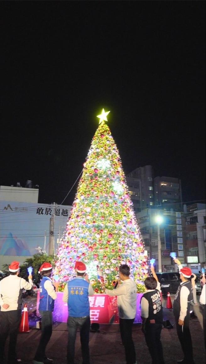 耶誕樹瞬間點亮，絢爛燈光照亮全場，矗立在葫蘆墩夜市，號稱豐原最高的耶誕樹點起幸福的燈，，提醒逛夜市的民眾，耶誕節腳步近了。（江啟臣辦公室提供／張妍溱台中傳真）