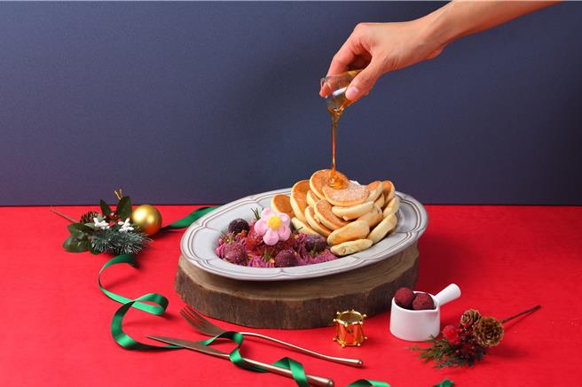 ｢Engolili英格莉莉｣即日起推出全新口味「莓好时光粉扑松饼」，好吃好拍，售价300元。(六角国际提供)