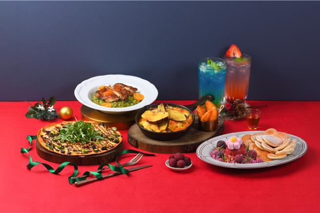 期间限定「派对飨宴双人套餐」包含莓好时光粉扑松饼、汉普顿宫花园饭、义式烤饼、千层麵各1份及2杯饮品，狂欢优惠价1398元。(六角国际提供)