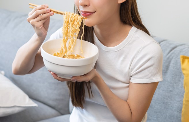 骨科医师严可伦表示，泡麵钠含量高、内含较多的饱和脂肪、调味粉有防腐剂和增味剂等添加物，吃多不利健康。（图／示意图，达志影像）