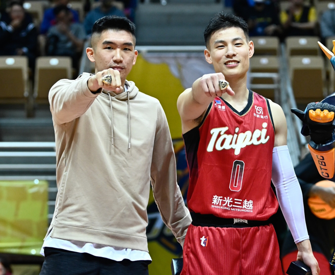 林秉圣（右）和东方译慷领取效力新北中信特攻时和团队一起获得的总冠军戒指。（新北中信特攻提供）