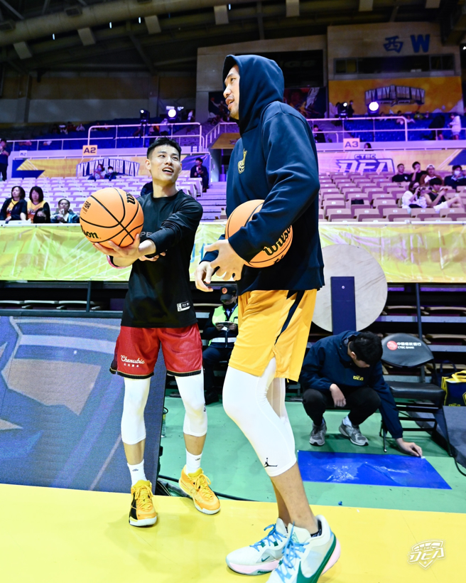 台北台新战神林秉圣（左）、新北中信特攻曾文鼎赛前聊天。（新北中信特攻提供）