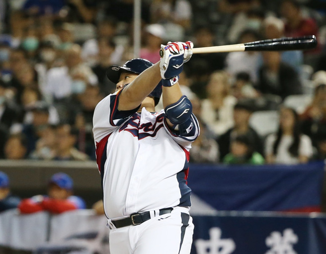 韩国队金凡锡在9日对日本队之战敲出台北大巨蛋首轰，10日对菲律宾之战也有安打表现。（陈怡诚摄）