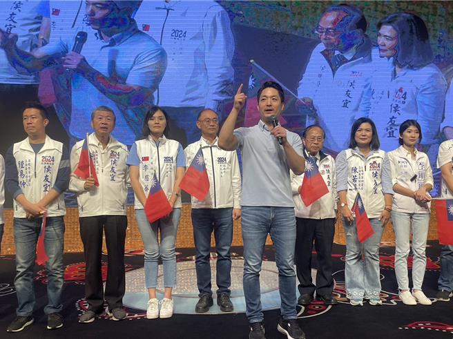 台北市长蒋万安10日在高雄趴趴走，这是他首度到高雄为国民党籍立委参选人辅选，他也到林皇宫参加国民党高市党部举办的「侯康蒋给你听 讲义气重然诺团结大会」造势活动。（洪浩轩摄）