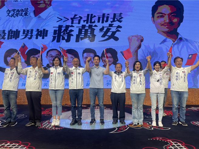 台北市长蒋万安10日在高雄趴趴走，这是他首度到高雄为国民党籍立委参选人辅选，他也到林皇宫参加国民党高市党部举办的「侯康蒋给你听 讲义气重然诺团结大会」造势活动。（洪浩轩摄）