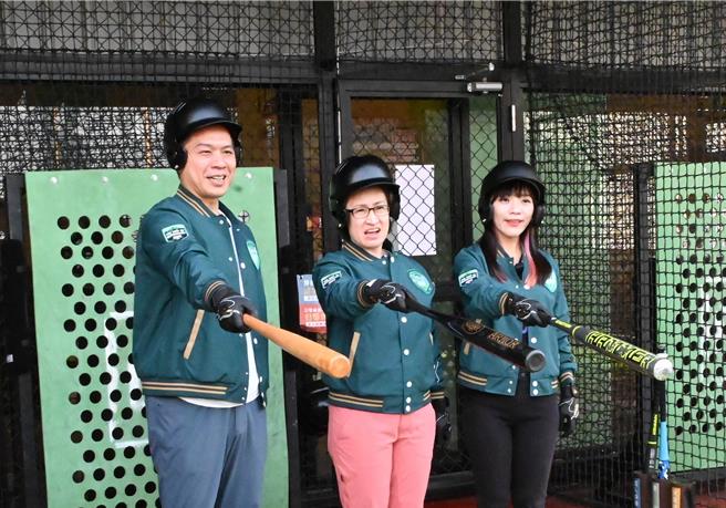 民进党副总统参选人萧美琴（中）10日下午到高雄为立委参选人李柏毅（左）、黄捷（右）加油打气。（林瑞益摄）