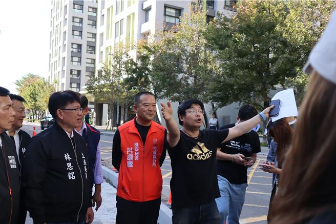 二重國小周邊道路人行環境改善工程設計規畫讓民眾憂心交通安全，10日社區居民集結表達不滿。（邱立雅攝）