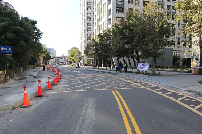 二重國小周邊道路人行環境改善工程在光明路126巷轉彎處設置凸出來的人行道，造成鄰近社區居民地下停車場出入口迴轉半徑不足，引起民怨。（邱立雅攝）