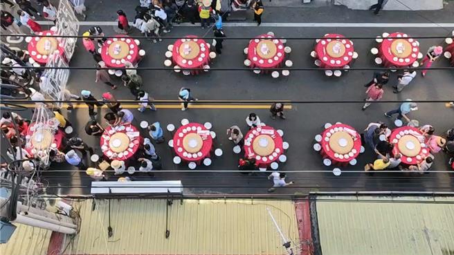 彰化县永靖乡年度盛事「谢平安家年华」文化盛典10日展开一整天庆典，逾万名乡亲及外地游客涌入参与封街搓汤圆等系列活动。（顶新和德文教基金会提供／孙英哲彰化传真）