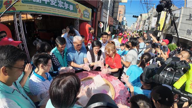 彰化县永靖乡年度盛事「谢平安家年华」文化盛典10日展开一整天庆典，逾万名乡亲及外地游客涌入参与封街搓汤圆等系列活动。（顶新和德文教基金会提供／孙英哲彰化传真）