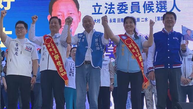 2023年12月10日彰化縣／國民黨不分區立委參選人韓國瑜（中）率該黨祕書長黃健庭（左一）、不分區立委參選人謝龍介（右一）等人，10日為國民黨彰化縣四選區立委參選人鄭俊雄（左二）站台助選。（孫英哲攝）