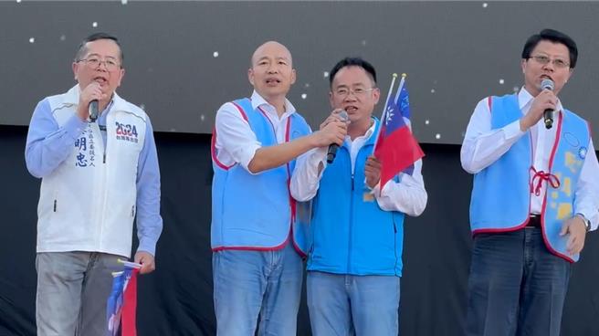 2023年12月10日彰化縣／國民黨不分區立委參選人韓國瑜（左二）、謝龍介（右一）、蔡明忠（左一）等人，10日與國民黨彰化縣一選區立委參選人阮厚爵（右二）在造勢活動中合唱軍歌「夜襲」。（孫英哲攝）