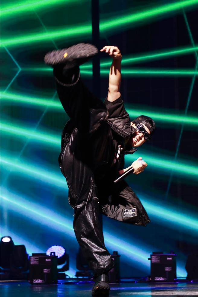 Haha回歸嘻哈歌手身分，展現不同節目主持人的另一種魅力。（寬魚國際、D-SHOW提供）