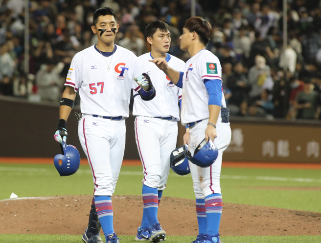 亚锦赛中华队队长拿莫・伊漾（左）。（资料照，郑任南摄）