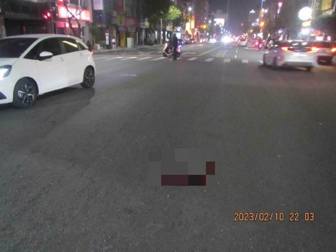 高雄女闖紅燈未走斑馬線  ，遭1車撞倒5秒後再遭小黃輾過慘死。(中時資料庫)