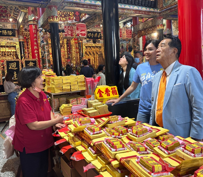 宋楚瑜亲口表态会在国会支持李眉蓁共同捍卫民眾权益。(戴志扬翻摄)