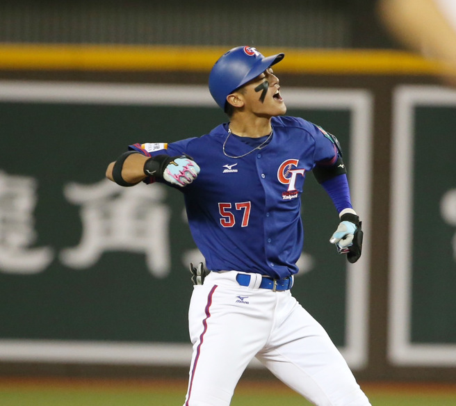 拿莫・伊漾开局挥出二垒安打。（陈怡诚摄）